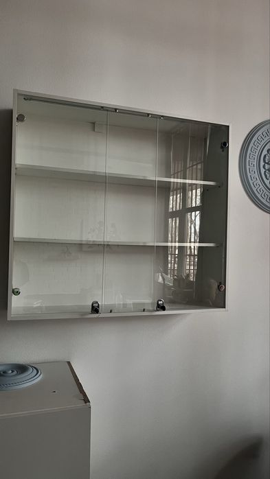 Полка витрина.в хорошем состоянии.