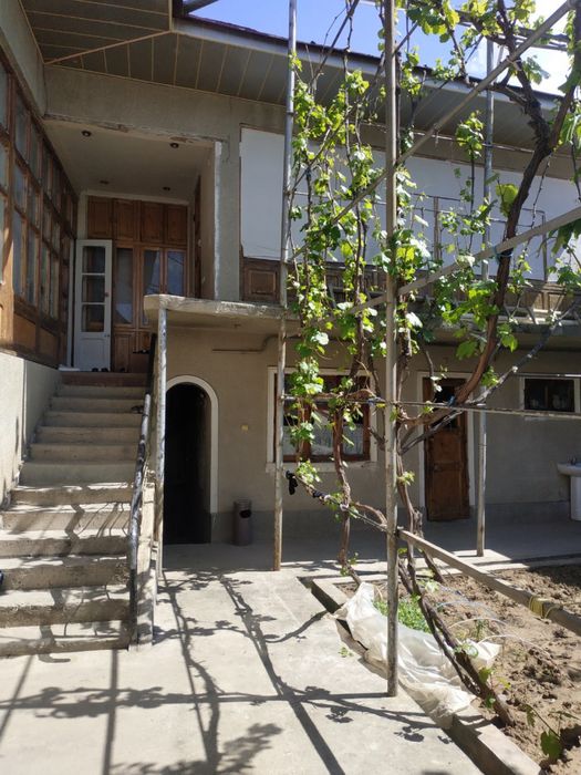 Toshkent shahar,Olmazor tn 2,44 sotix, 8 ta xonasi bor hovli sotiladi