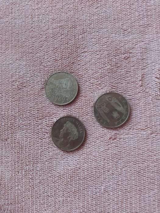 Vând monezi cu regina Maria și revoluția