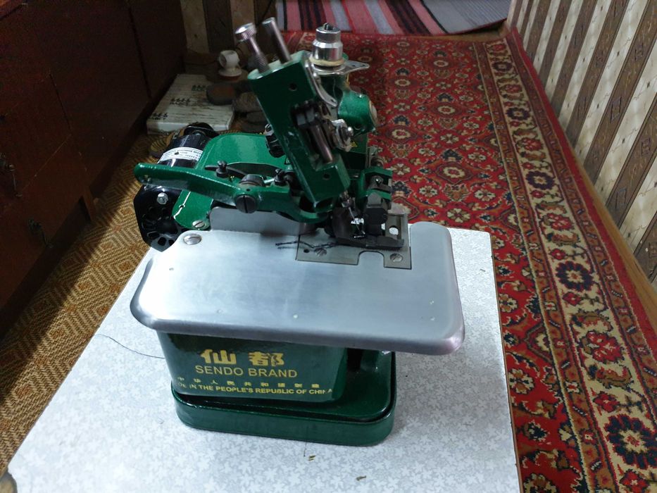 Прдам оверлок в отличном состояние