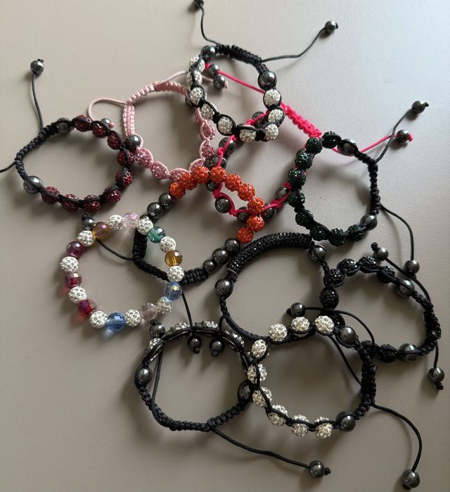 Vand 11 bratari cu pietricele