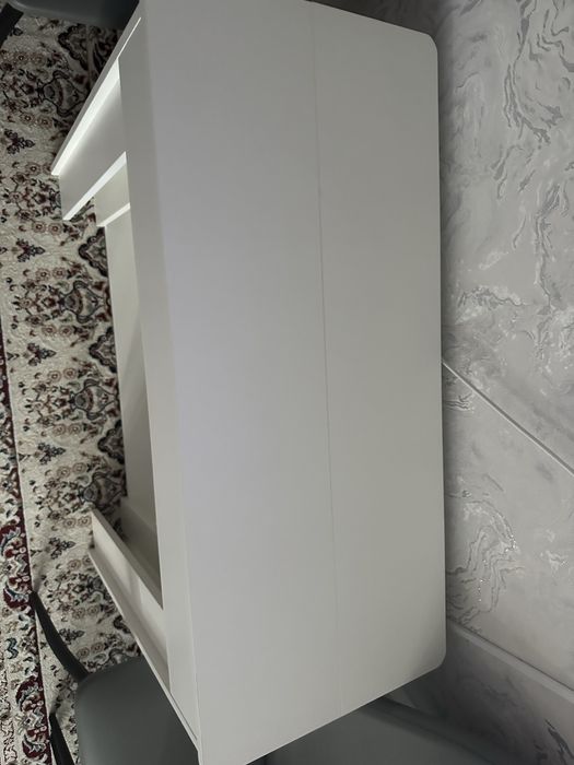 Красивый белый стол для гостей