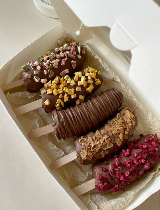 Клубника и ягоды в шоколаде