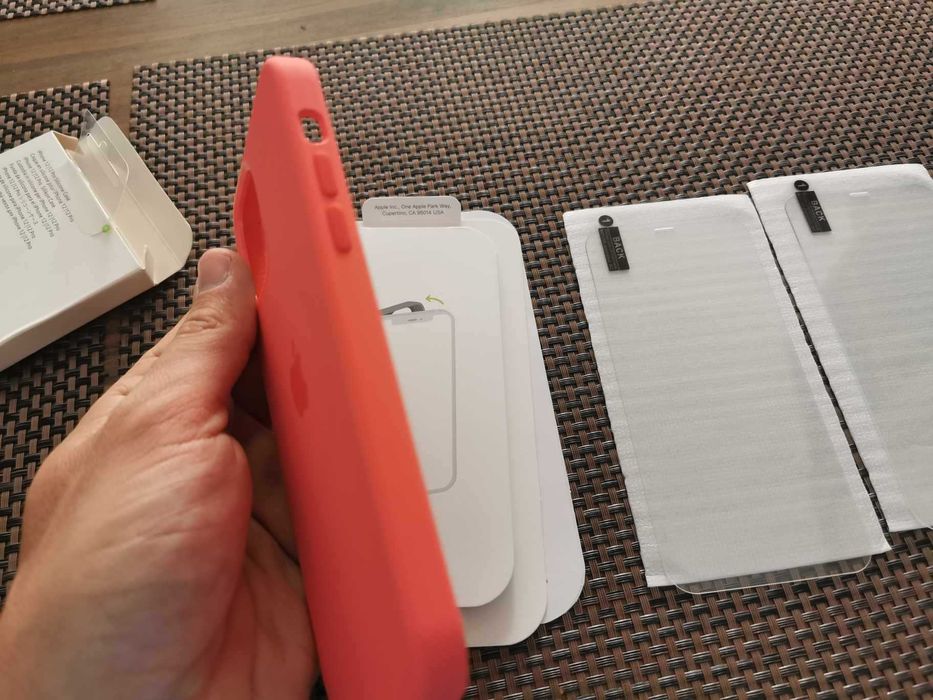 Set husa de silicon + 2 folii sticla ecran pt Iphone 12 sau 12 pro