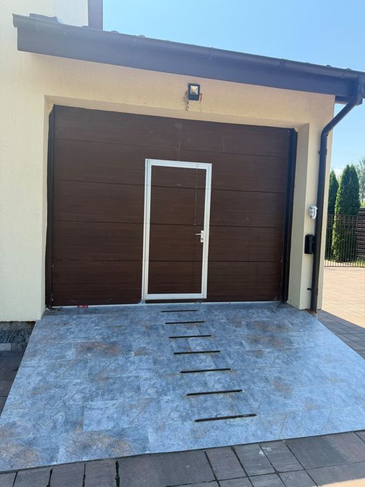 Ușă secțională garaj 320x255 cm cu ușă pietonală + motor BFT + șine complete