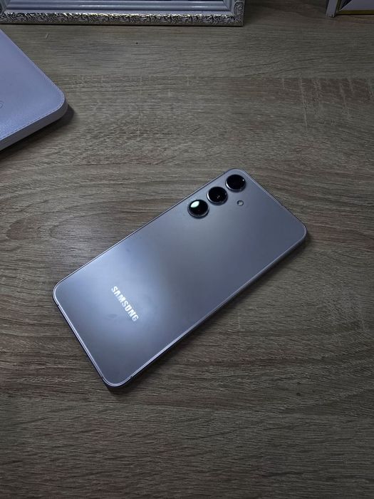 Samsung S24 Белого цвета