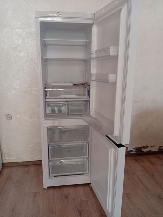 Холодильник Индезит новый просто распечатали