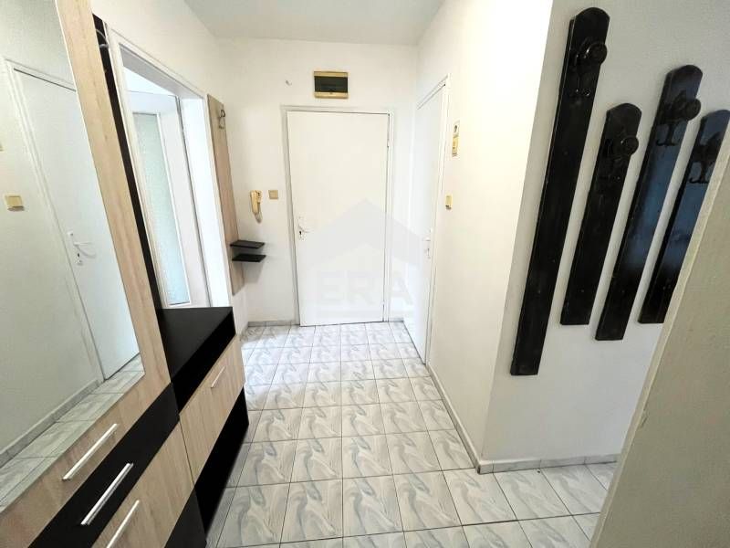 Тристаен обзаведен апартамент за продажба, в тухлена сграда, район Зав