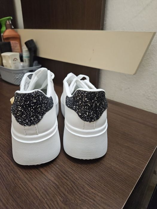 Нови бели кецове