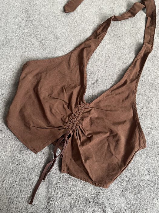 Кафяв кроп топ с гол гръб и връзки през врата H&M