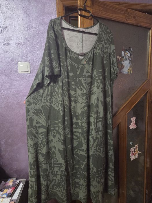 Vind rochie   de culoare  verde kaki  marimea  9xl  are un mic defect  se vede  în poza