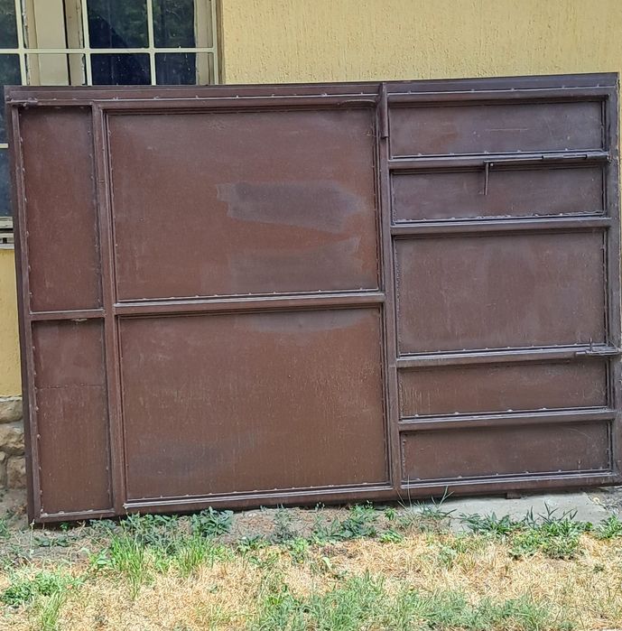 Продавам железна порта .