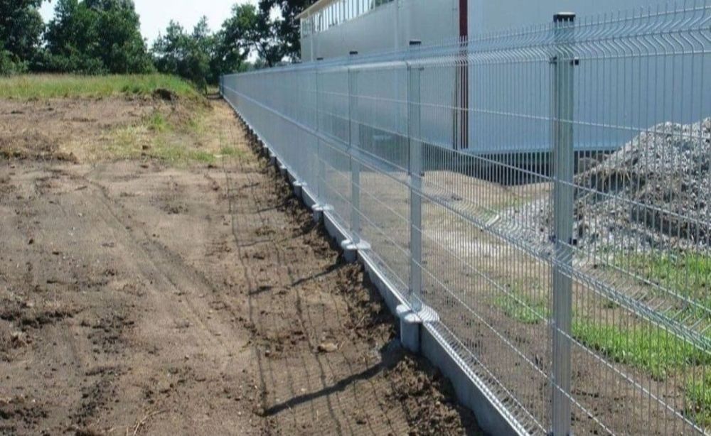 Vând garduri si porți din plasa  sau șipcă metalică