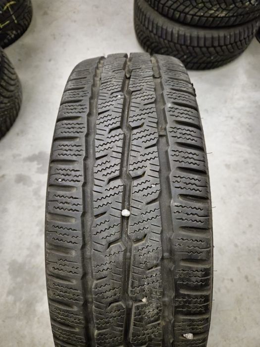 1 anvelopa iarna Toyo 215 70 15C aproape noua