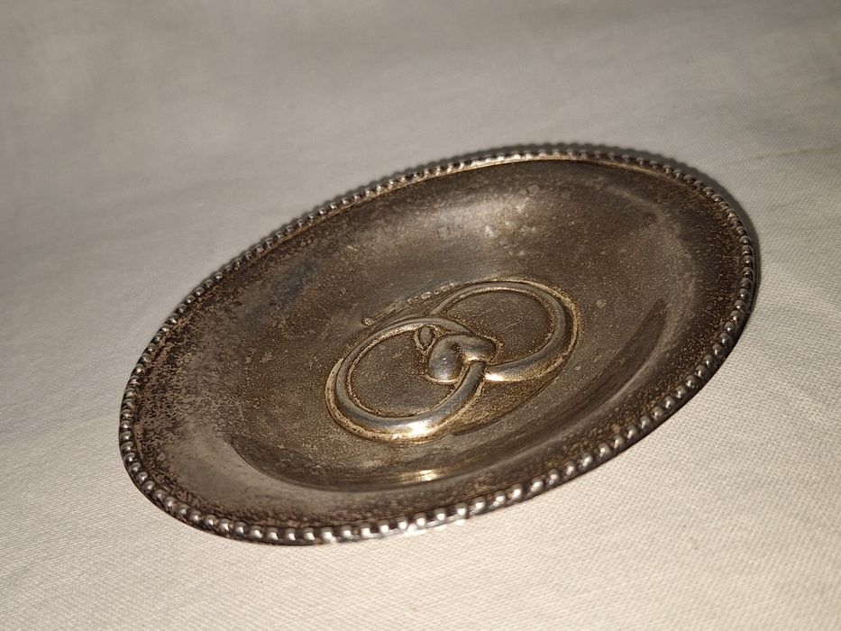 Старинен малък сребърен съд за венчални халки