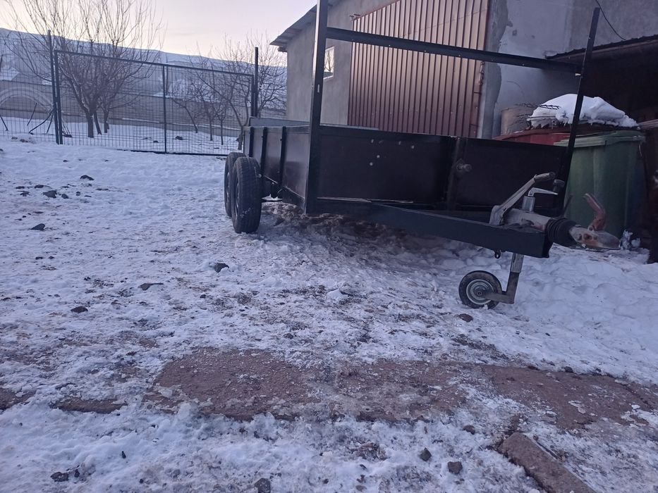 Vand remorca auto neânmatriculată.