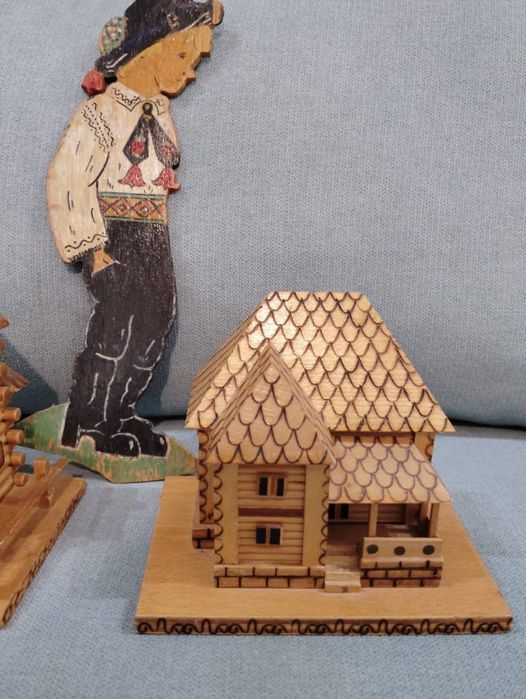 Trei căsuțe din lemn decorațiuni din perioada comunistă