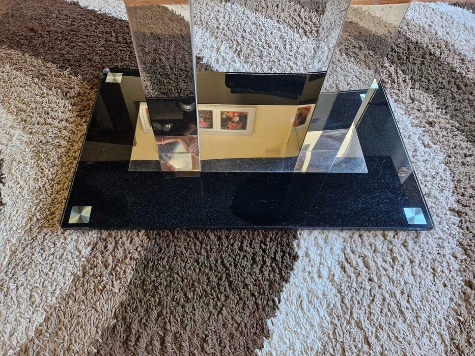 Продавам стъклена маса + 4 стола