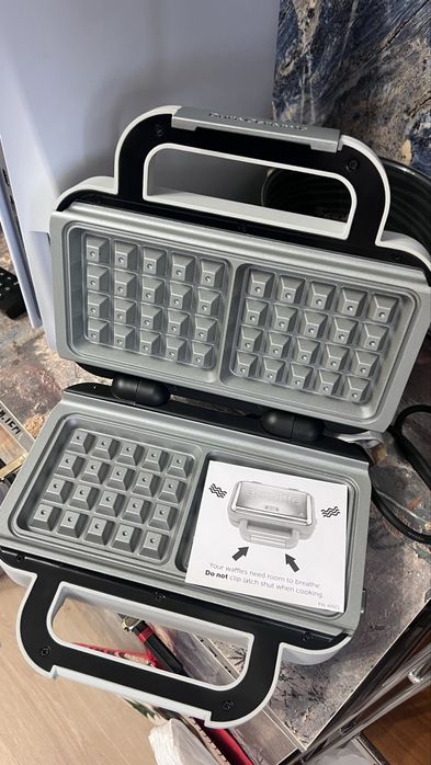 Вафельница Breville VST072