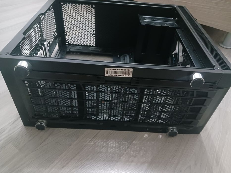 Vând carcasa Fractal Design R5 antifonata cu geam transparent