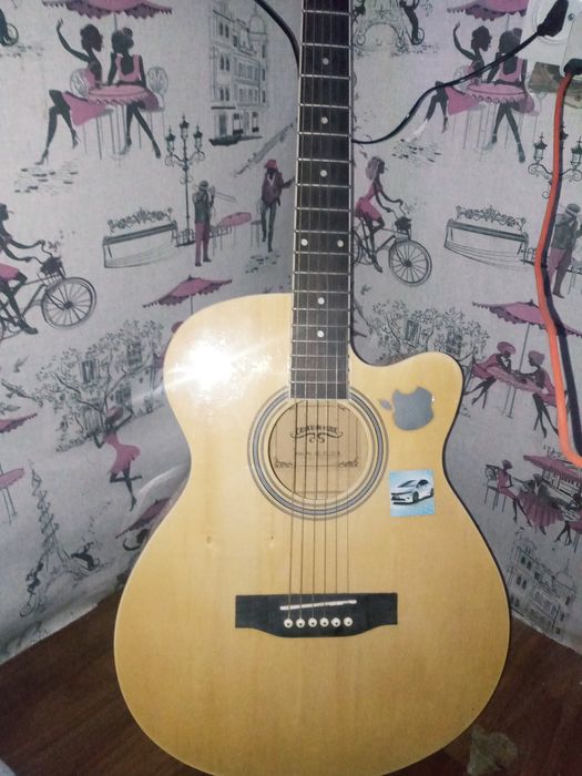 Продам гитару caravan music