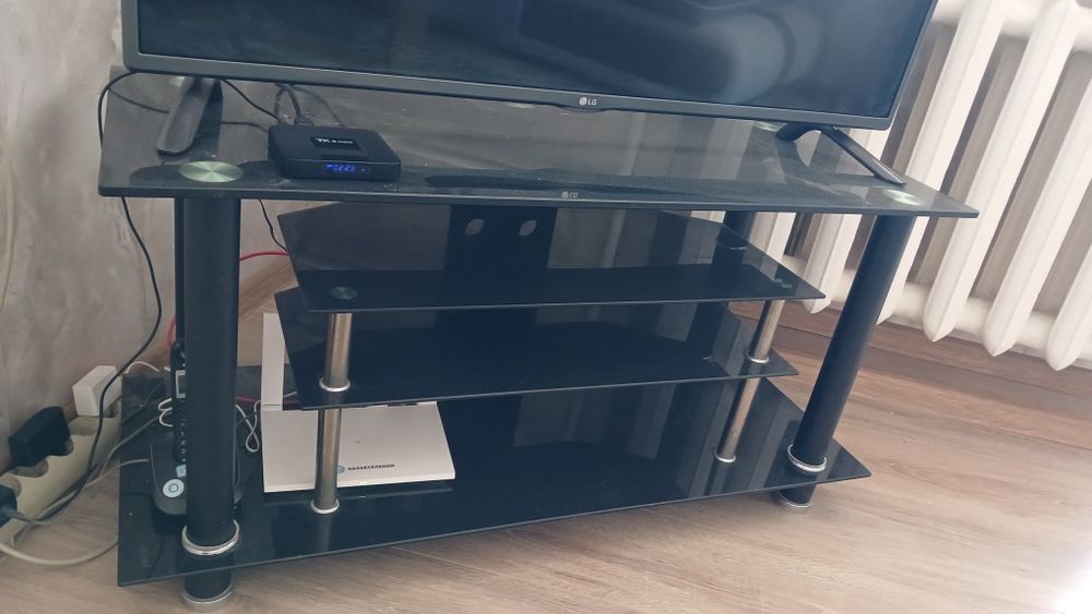 Стеклянная тумба под телевизор
