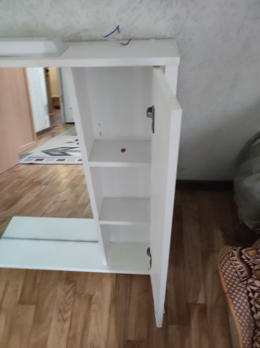 Шкаф с зеркалом в ванную комнату