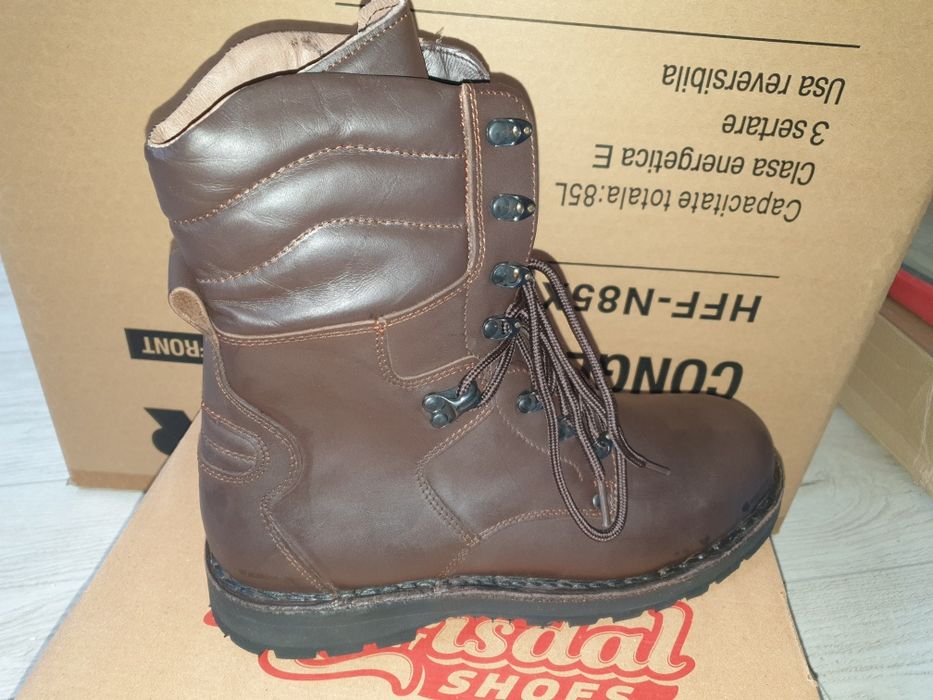 Bocanci din piele naturala