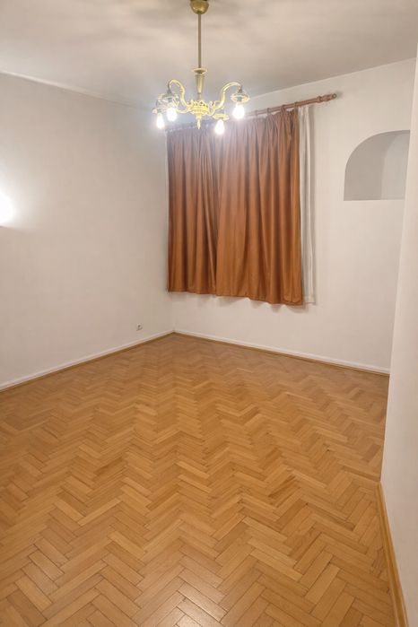 Apartamet cu 3 camere strada Moldovei zona scoli George Cosbuc.