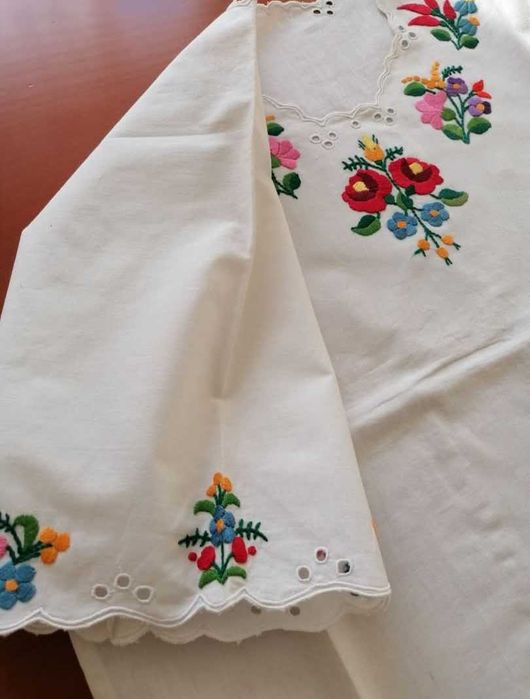 Дамска блуза с бродерия