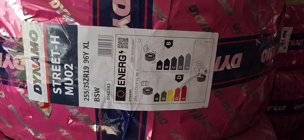 Гуми 255/35/19 нови