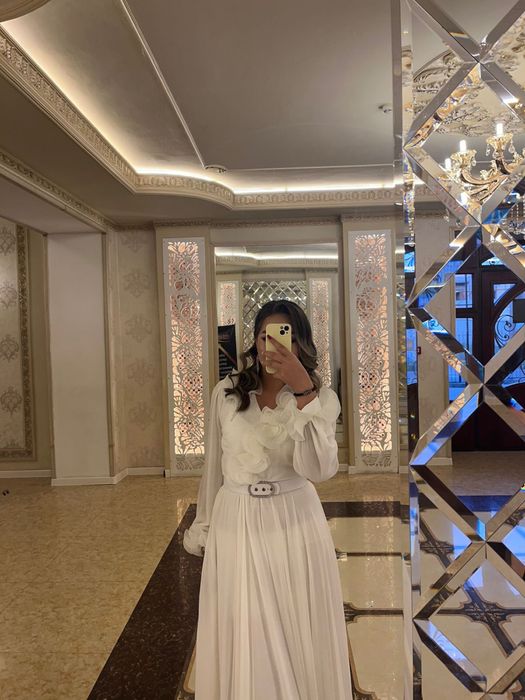 Белое платье цветочный