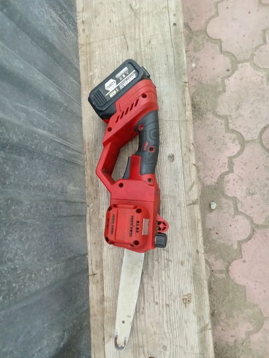Продам Электро пилу на акомуляторе.