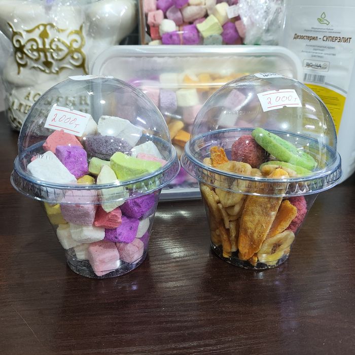 Сублимировынное фрукты и мороженое.