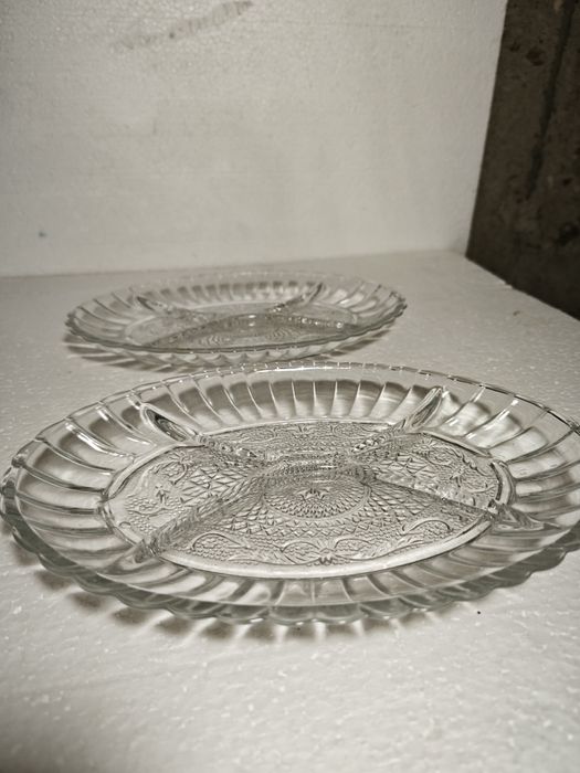 Сосиери, чашки за кафе и стъклени чинии за мезета, салати или ядки