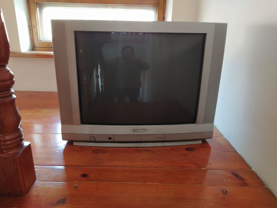 Телевизор за 2000 тг и тумба за 1000