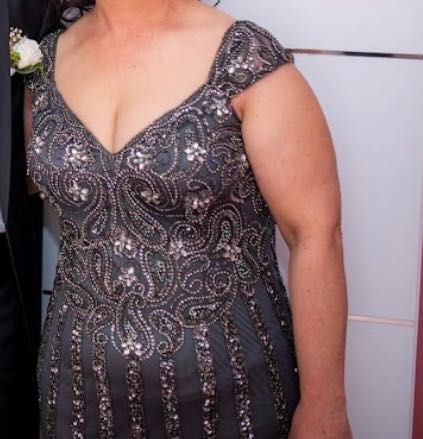 Продавам дълга официална рокля