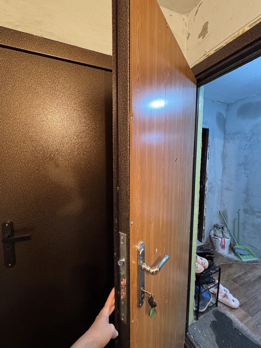 Продам входную дверь