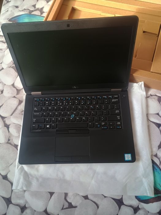 se vinde laptop ca nou la cutie
