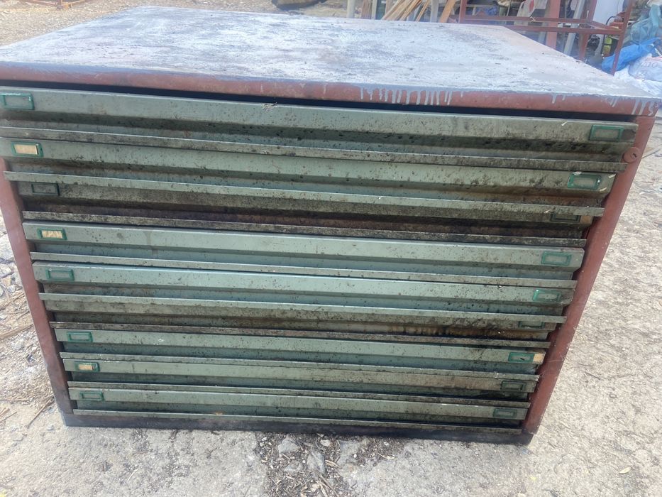 Шкаф за чертежи и / или инструменти