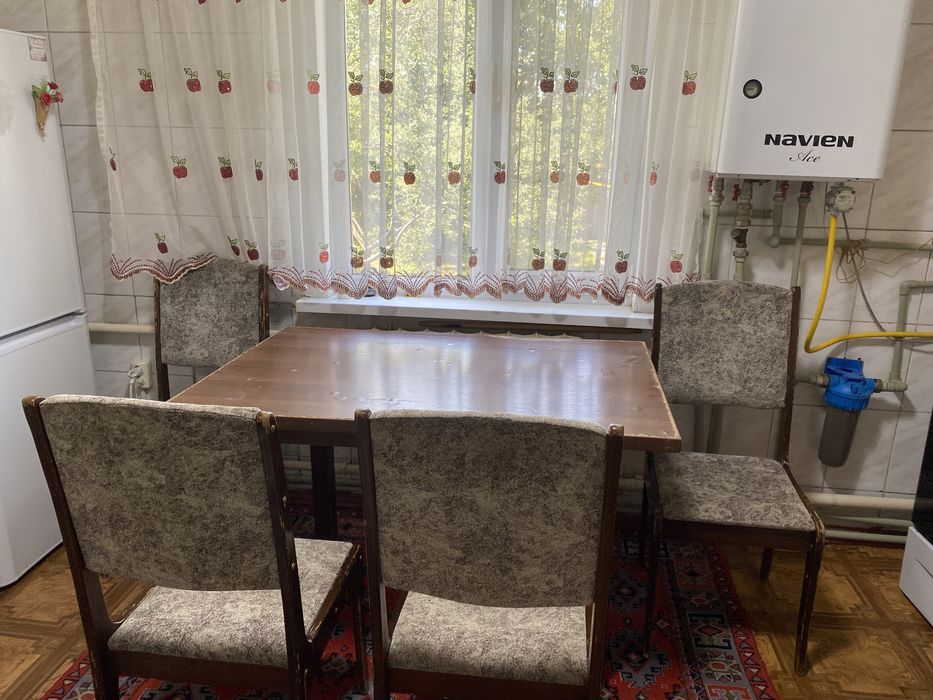 Продам деревяный стол со стульями