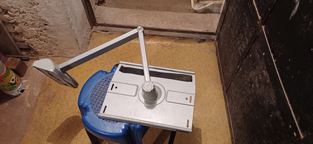 Згаваема подвижна стойка за телевизор