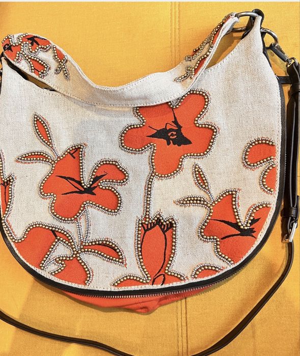 Чанти на  Guess, Desigual и Carpisa