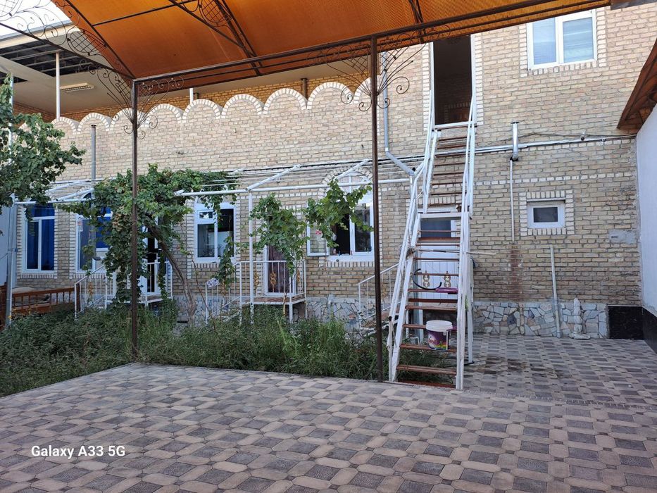 Продаётся дом  4.5 соток.  2 этажа  и подвал