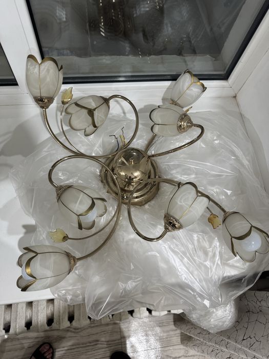 Продам люстру форма тюльпан