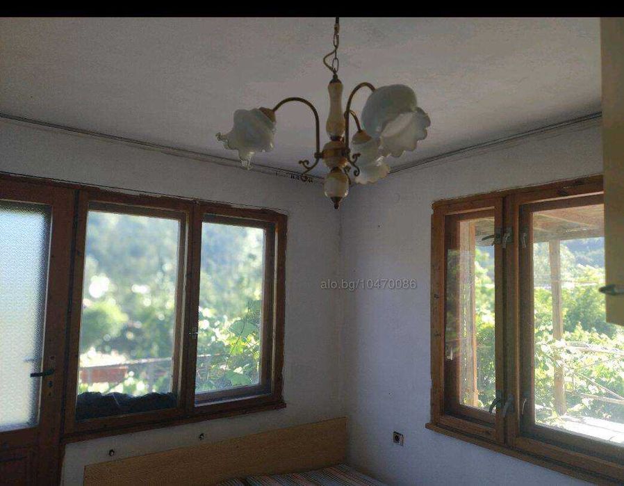 Продавам в гр.Тетевен имот ВЕДНО с 5 сгради и гараж  за жилищни цели