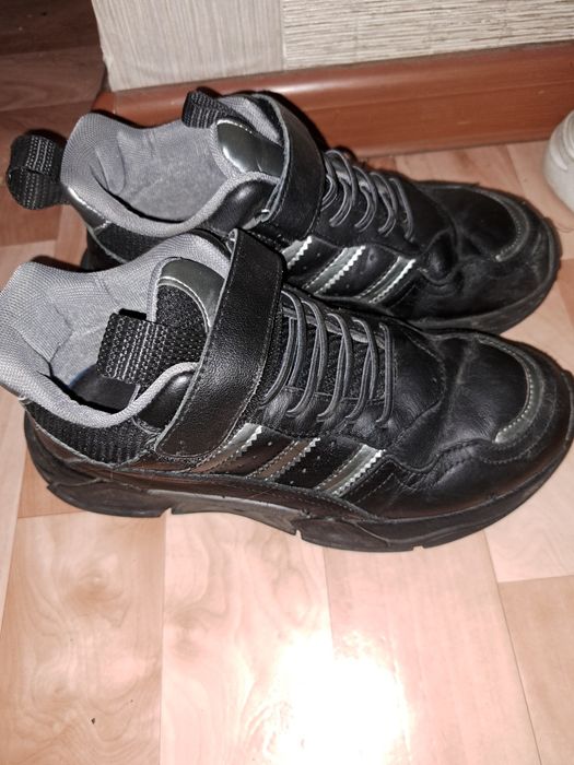 Продам ботинки на мальчика 37-38