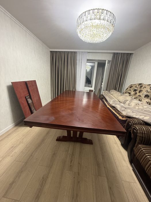 Продам стол под красное дерево .