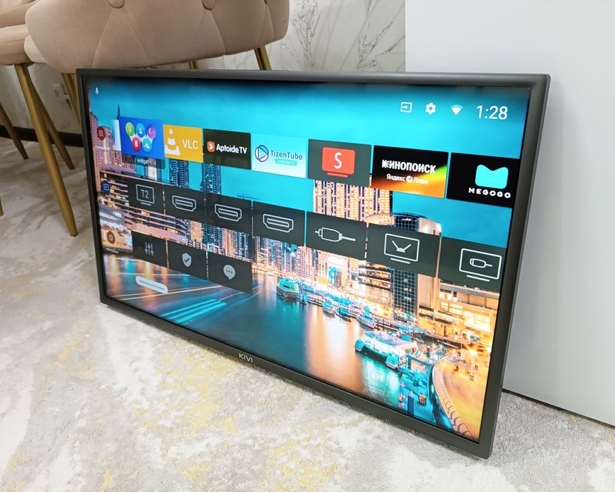 Телевизор КИВИ Smart Wi-fi с кронштейном.