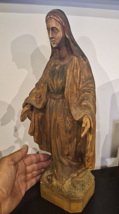 Statuetă sculptură în lemn reprezentând-o pe Fecioara Maria îndurerată, începutul secolului al XX-lea.
